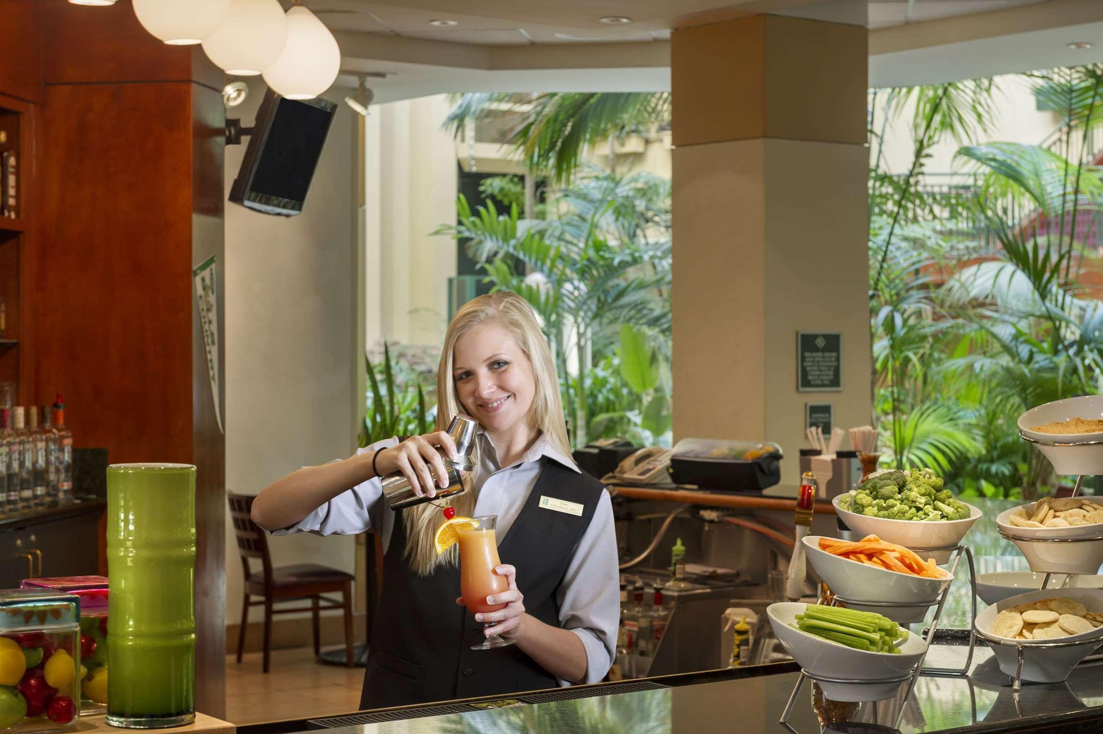Embassy Suites By Hilton Tampa Usf Near Busch Gardens Restaurant foto